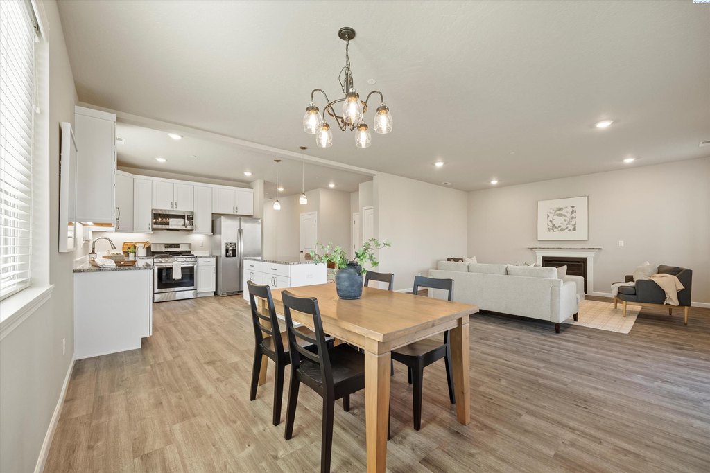 Richland, Washington, 99352, United States, 4 Bedrooms Bedrooms, ,2.5 BathroomsBathrooms,Residential,Forsale,1990696