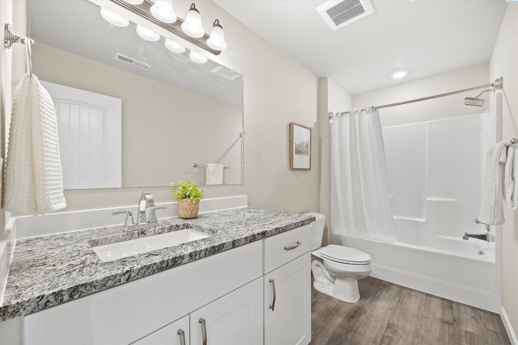 Richland, Washington, 99352, United States, 4 Bedrooms Bedrooms, ,2.5 BathroomsBathrooms,Residential,Forsale,1990696