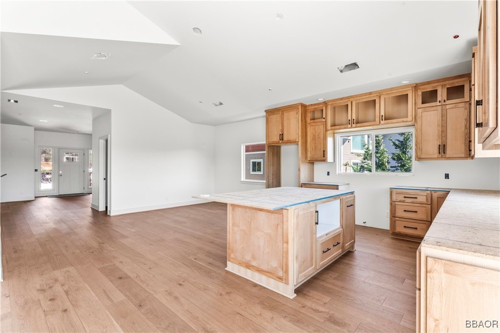 Lake Arrowhead, California, 92352, United States, 3 Bedrooms Bedrooms, ,4 BathroomsBathrooms,Residential,Forsale,1886286