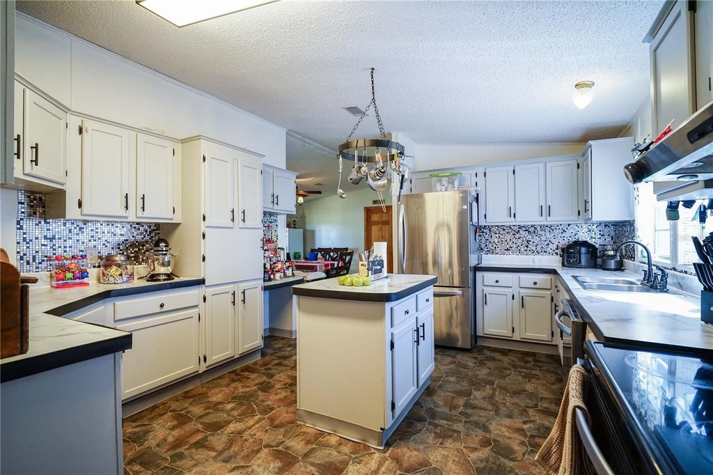 MORRISTON, Florida, 32668, United States, 4 Bedrooms Bedrooms, ,2 BathroomsBathrooms,Residential,Forsale,1994117