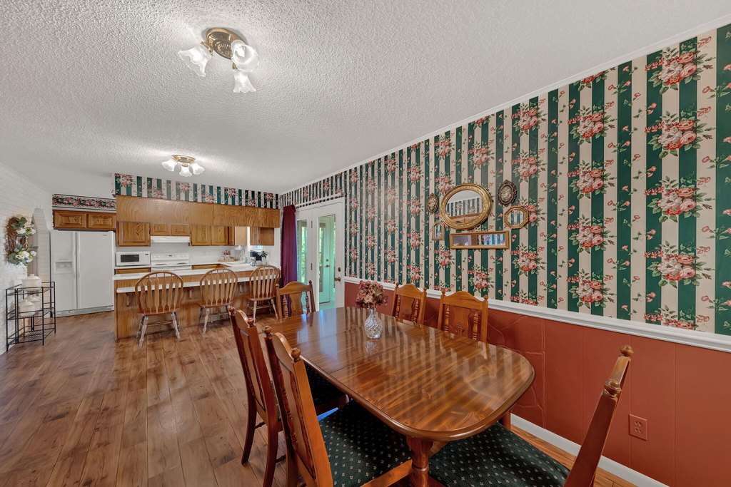 Sneedville, Tennessee, 37869, United States, 4 Bedrooms Bedrooms, ,3 BathroomsBathrooms,Residential,Forsale,1988736