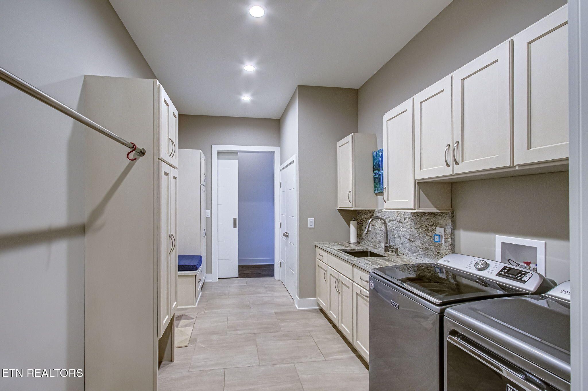 Loudon, Tennessee, 37774, United States, 5 Bedrooms Bedrooms, ,4 BathroomsBathrooms,Residential,Forsale,1973614