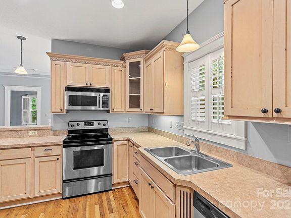 Hendersonville, North Carolina, 28739, United States, 3 Bedrooms Bedrooms, ,3 BathroomsBathrooms,Residential,Forsale,1986001