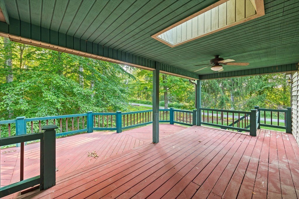 Byrdstown, Tennessee, 38549, United States, 4 Bedrooms Bedrooms, ,2.5 BathroomsBathrooms,Residential,Forsale,1929852