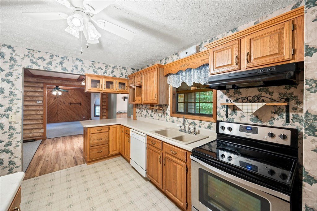 Byrdstown, Tennessee, 38549, United States, 4 Bedrooms Bedrooms, ,2.5 BathroomsBathrooms,Residential,Forsale,1929852