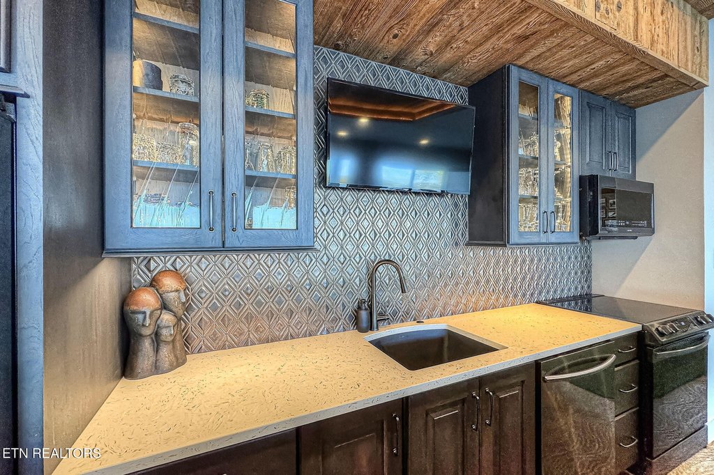 Loudon, Tennessee, 37774, United States, 5 Bedrooms Bedrooms, ,4.5 BathroomsBathrooms,Residential,Forsale,1999436