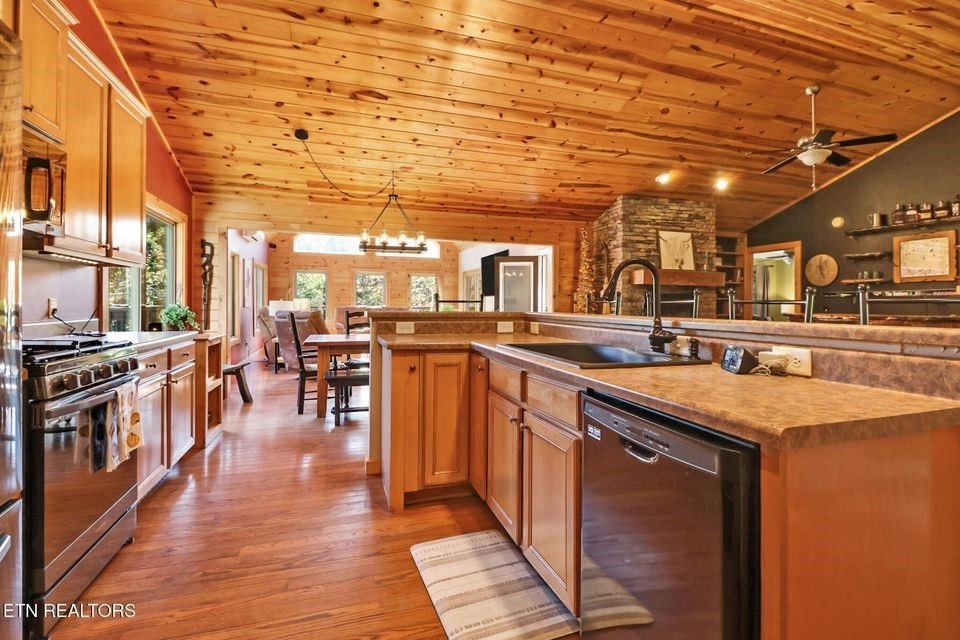 Jamestown, Tennessee, 38556, United States, 4 Bedrooms Bedrooms, ,3 BathroomsBathrooms,Residential,Forsale,2010942