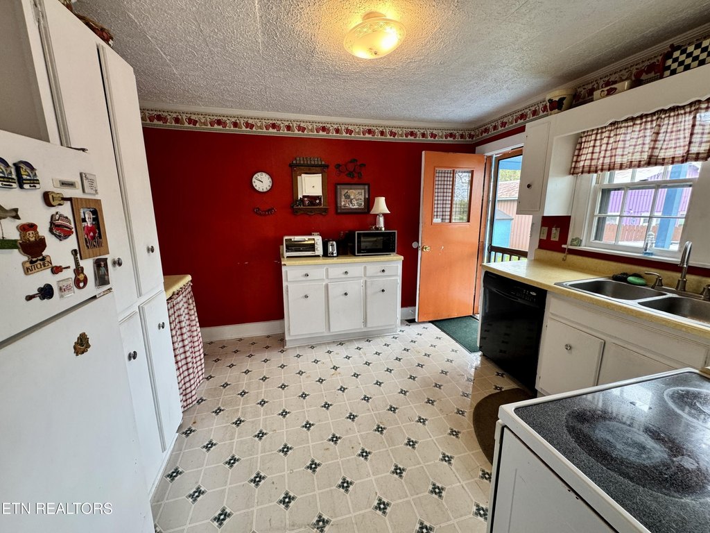 Crossville, Tennessee, 38571, United States, 4 Bedrooms Bedrooms, ,2 BathroomsBathrooms,Residential,Forsale,1996591