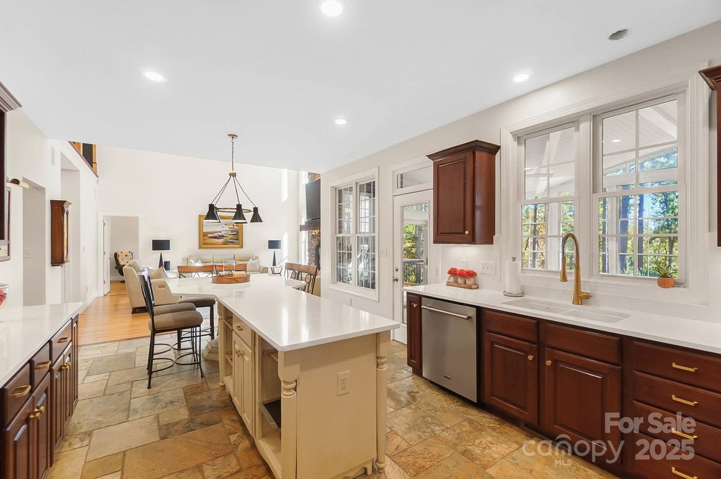 York, South Carolina, 29745, United States, 5 Bedrooms Bedrooms, ,4.5 BathroomsBathrooms,Residential,Forsale,2004558