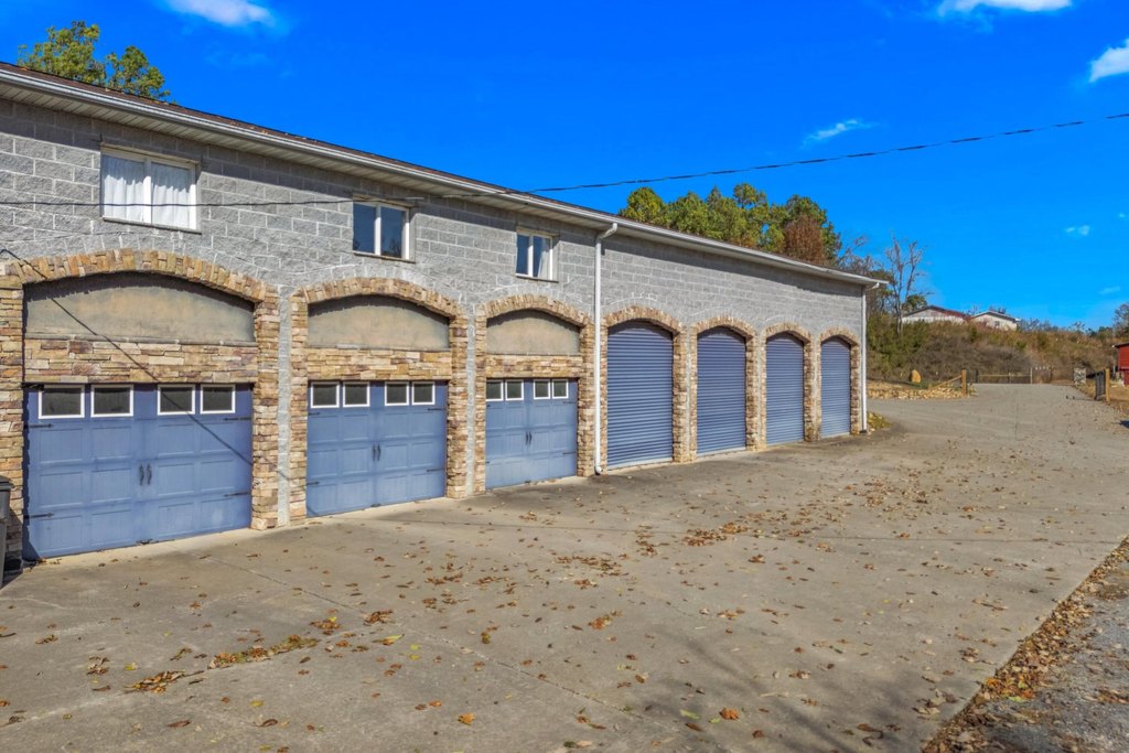 Russellville, Tennessee, 37860, United States, 5 Bedrooms Bedrooms, ,5.5 BathroomsBathrooms,Residential,Forsale,2002622