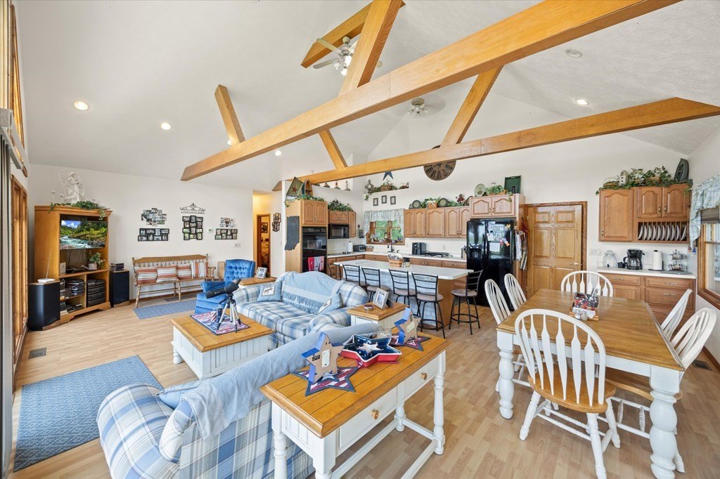 Byrdstown, Tennessee, 38549, United States, 5 Bedrooms Bedrooms, ,4 BathroomsBathrooms,Residential,Forsale,1952666