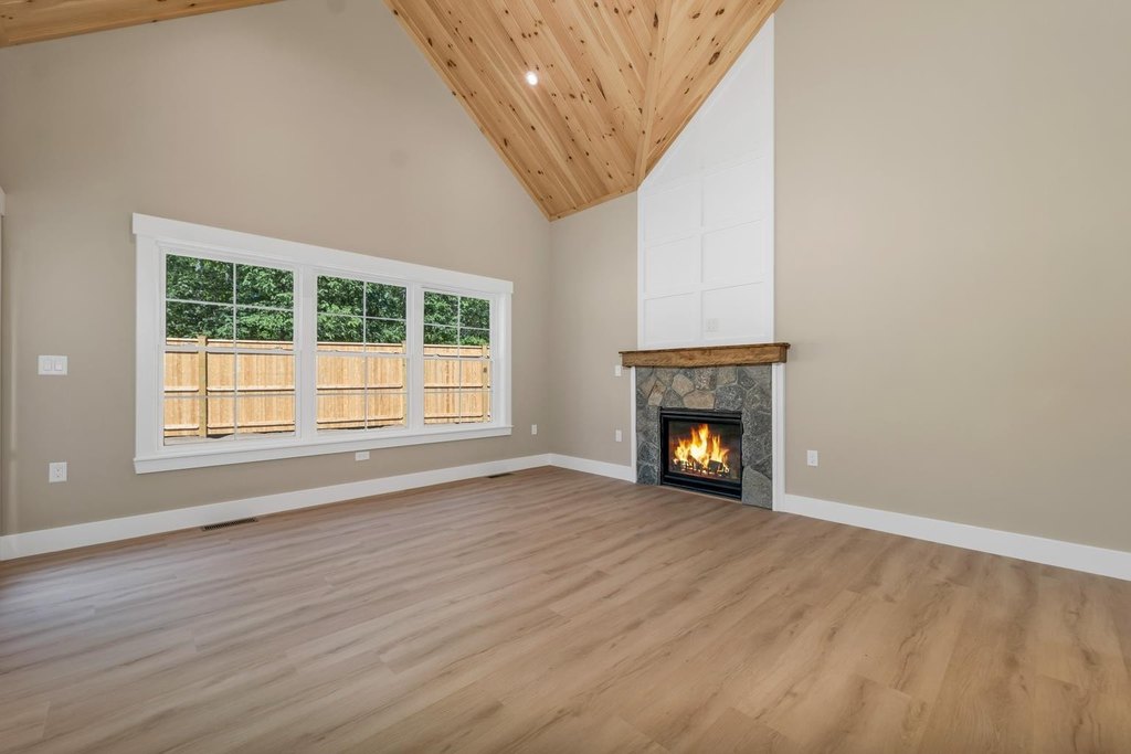 Laconia, New Hampshire, 03246, United States, 3 Bedrooms Bedrooms, ,2.5 BathroomsBathrooms,Residential,Forsale,1953803