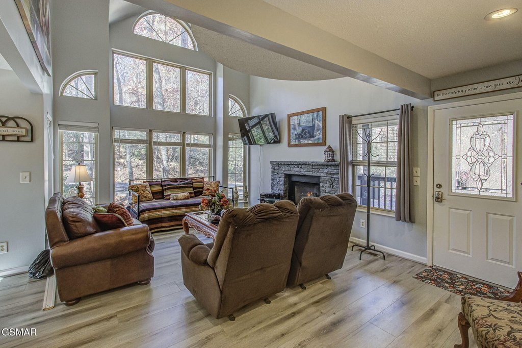 Gatlinburg, Tennessee, 37738, United States, 5 Bedrooms Bedrooms, ,2 BathroomsBathrooms,Residential,Forsale,1999457