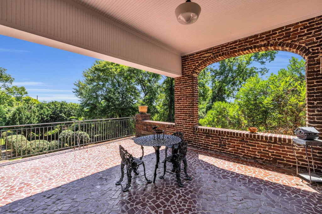 Chattanooga, Tennessee, 37404, United States, 5 Bedrooms Bedrooms, ,4 BathroomsBathrooms,Residential,Forsale,1963589