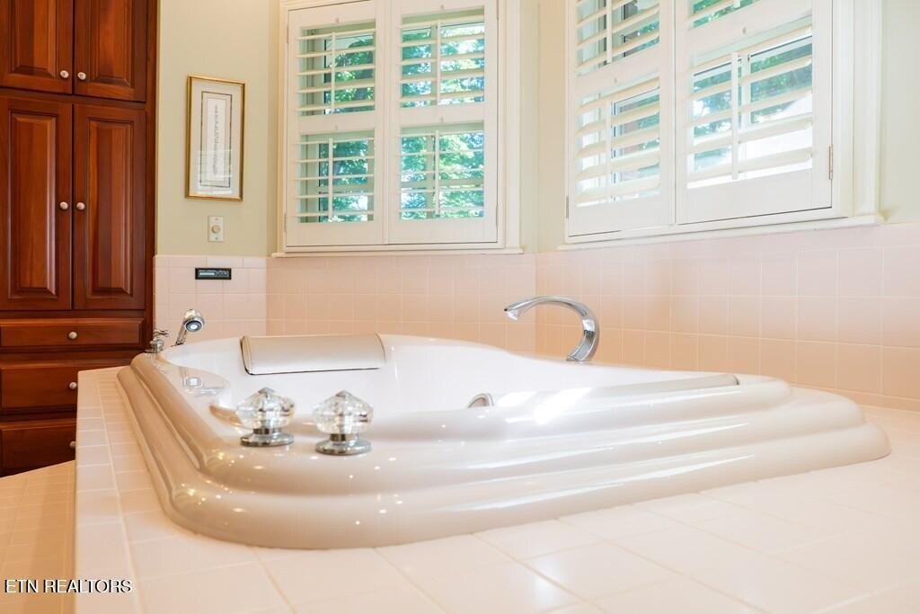 Livingston, Tennessee, 38570, United States, 3 Bedrooms Bedrooms, ,4.5 BathroomsBathrooms,Residential,Forsale,1952671