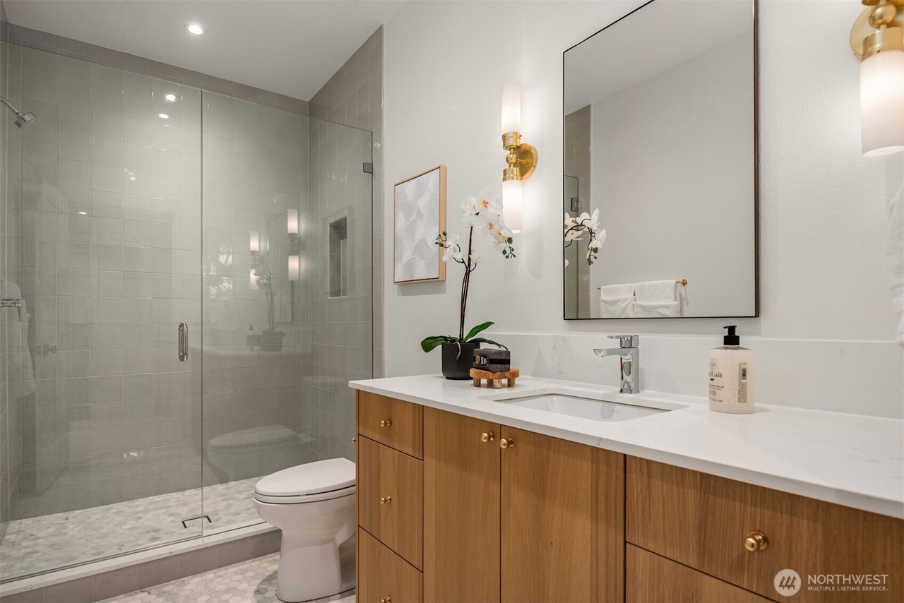 Clyde Hill, Washington, 98004, United States, 5 Bedrooms Bedrooms, ,4 BathroomsBathrooms,Residential,Forsale,2004453