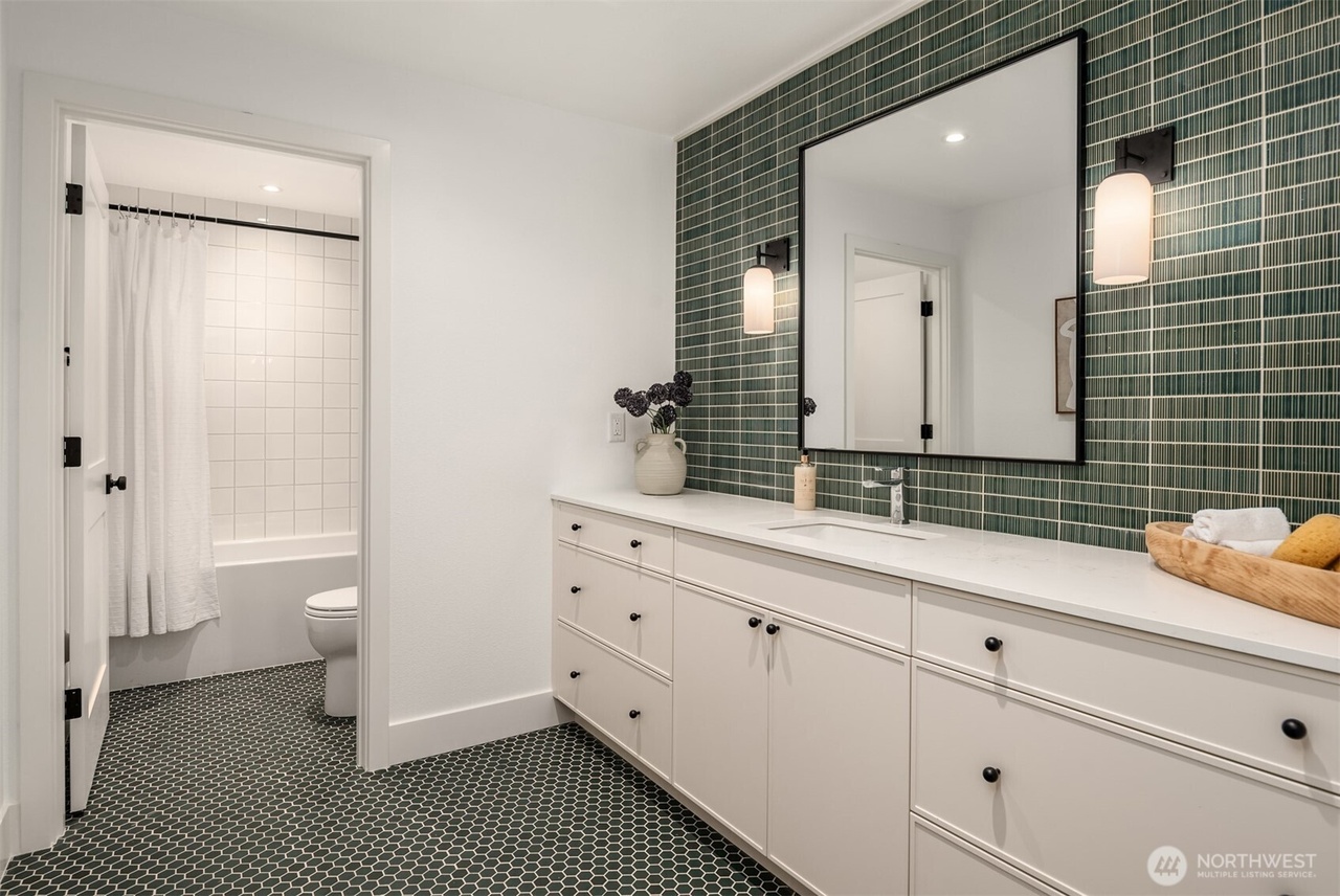 Clyde Hill, Washington, 98004, United States, 5 Bedrooms Bedrooms, ,4 BathroomsBathrooms,Residential,Forsale,2004453