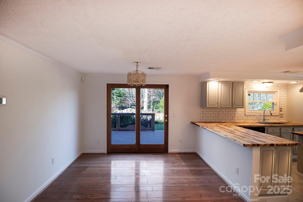 Hendersonville, North Carolina, 28792, United States, 3 Bedrooms Bedrooms, ,3 BathroomsBathrooms,Residential,Forsale,1960261