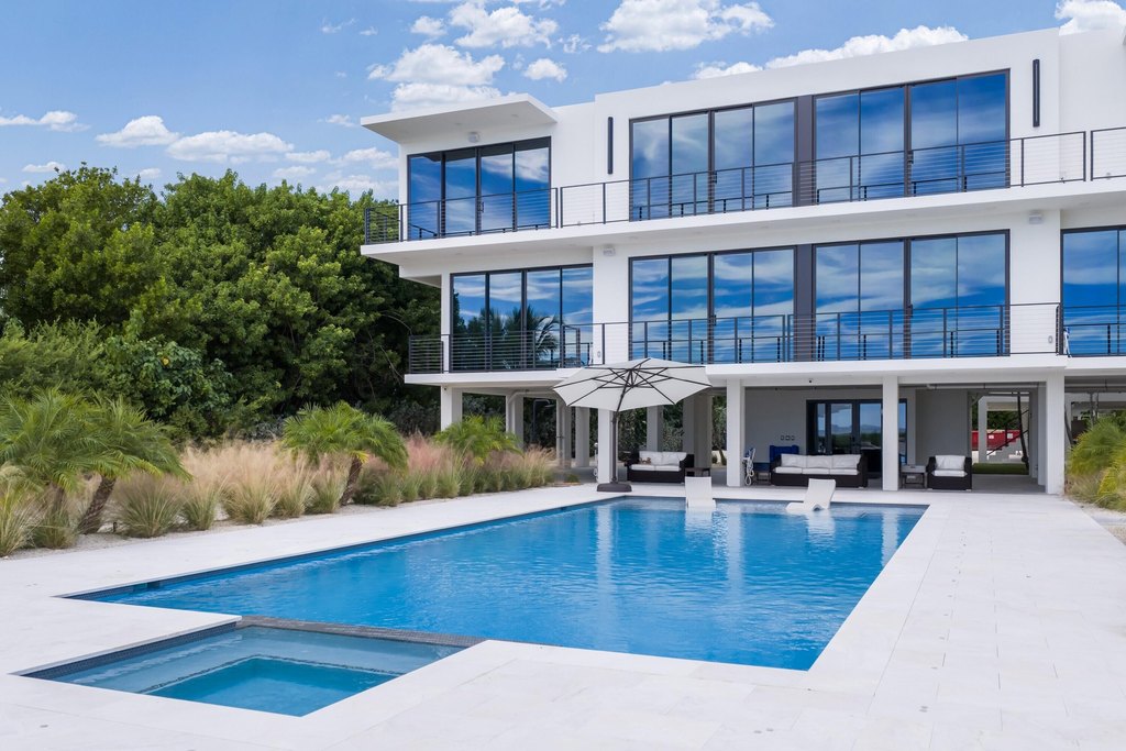 ISLAMORADA, Florida, 33036, United States, 5 Bedrooms Bedrooms, ,5.5 BathroomsBathrooms,Residential,Forsale,2011125