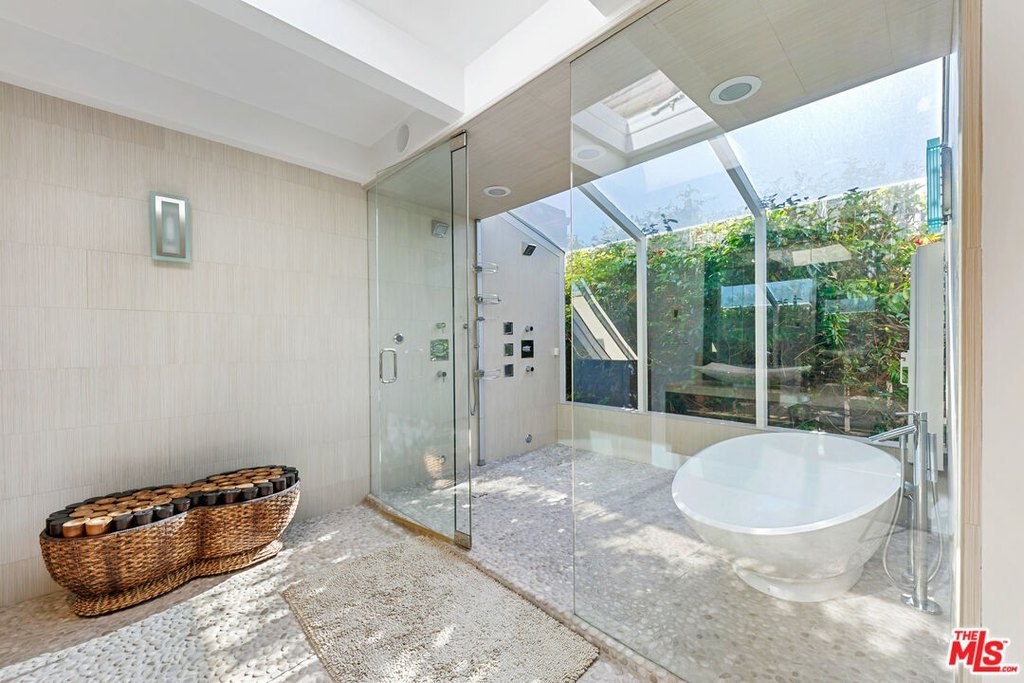 Malibu, California, 90265, United States, 3 Bedrooms Bedrooms, ,4 BathroomsBathrooms,Residential,Forsale,2001433