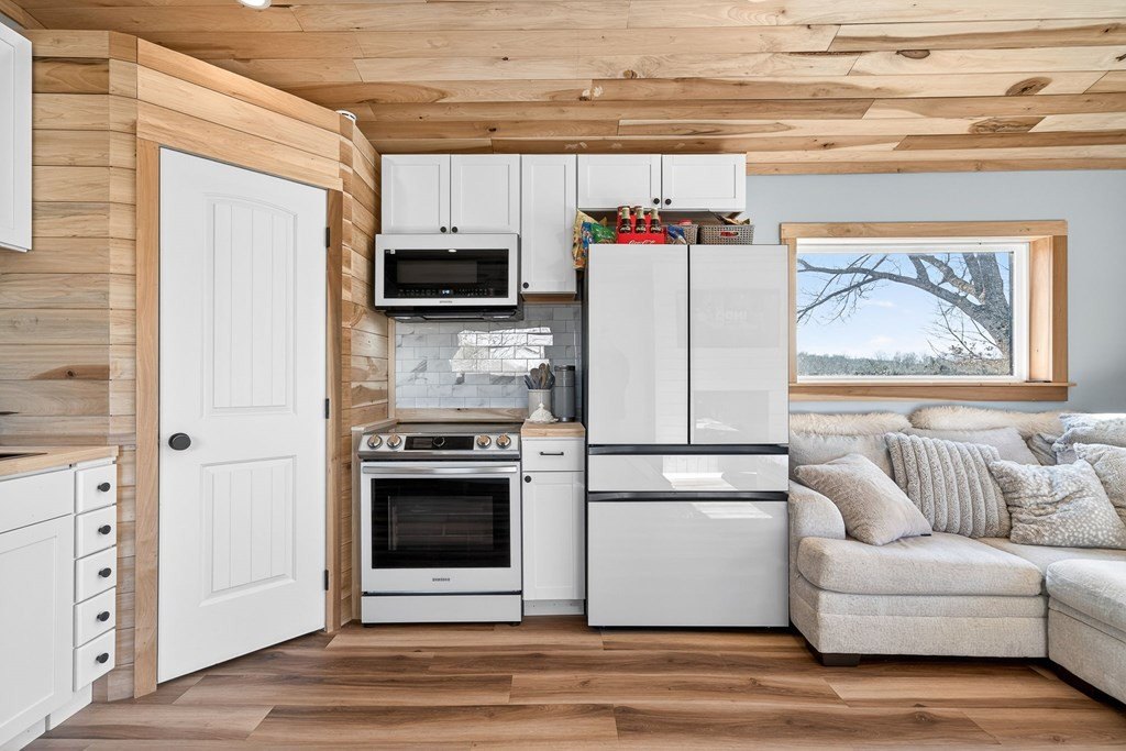 Pall Mall, Tennessee, 38577, United States, 2 Bedrooms Bedrooms, ,1.5 BathroomsBathrooms,Residential,Forsale,2010946