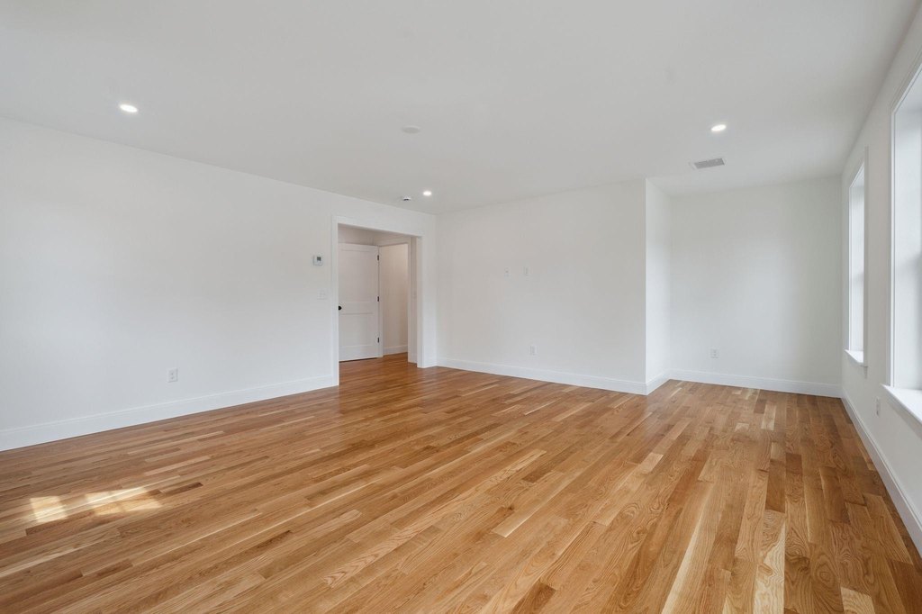 Kittery, Maine, 03905, United States, 4 Bedrooms Bedrooms, ,2.5 BathroomsBathrooms,Residential,Forsale,1968473