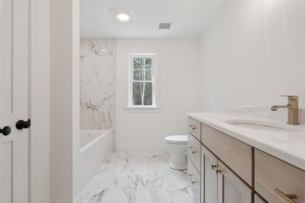 Kittery, Maine, 03905, United States, 4 Bedrooms Bedrooms, ,2.5 BathroomsBathrooms,Residential,Forsale,1968473