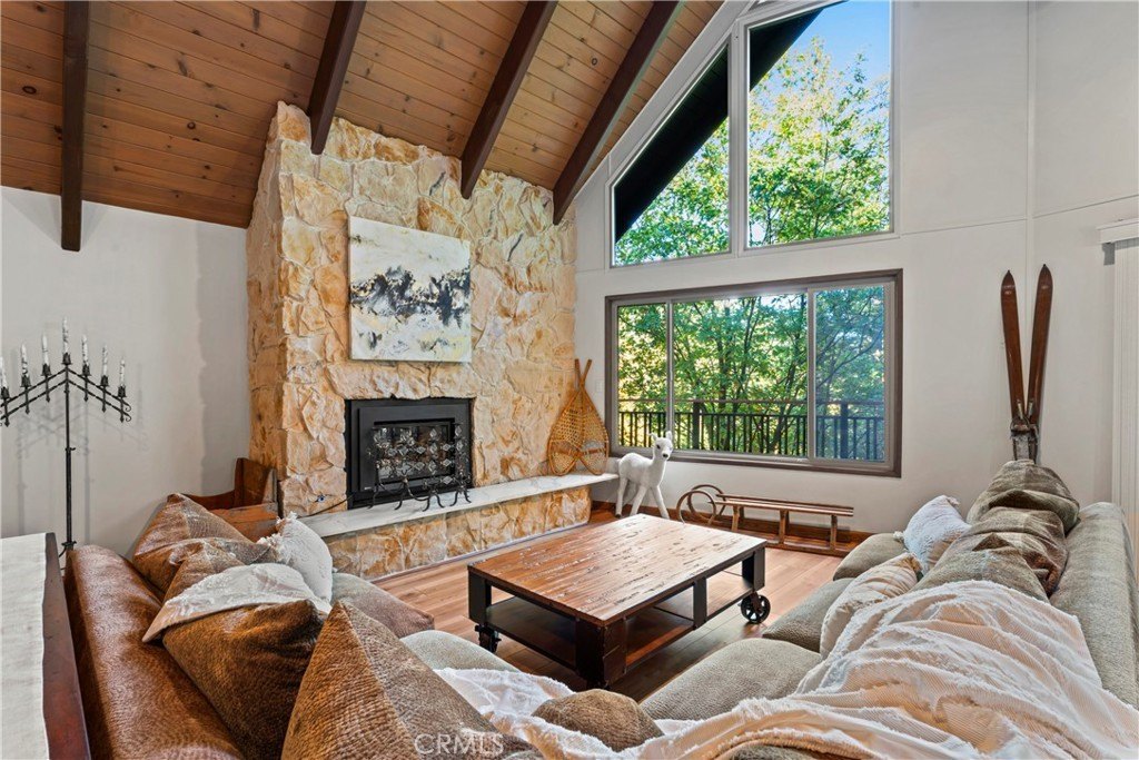 Lake Arrowhead, California, 92352, United States, 4 Bedrooms Bedrooms, ,3 BathroomsBathrooms,Residential,Forsale,1971037