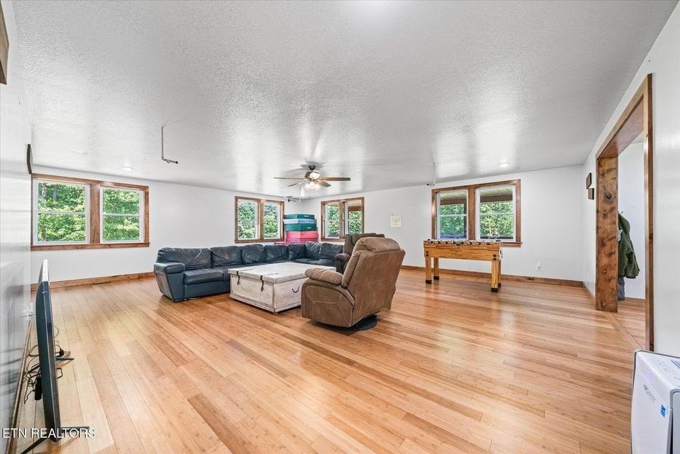 Deer Lodge, Tennessee, 37726, United States, 6 Bedrooms Bedrooms, ,2 BathroomsBathrooms,Residential,Forsale,1929820