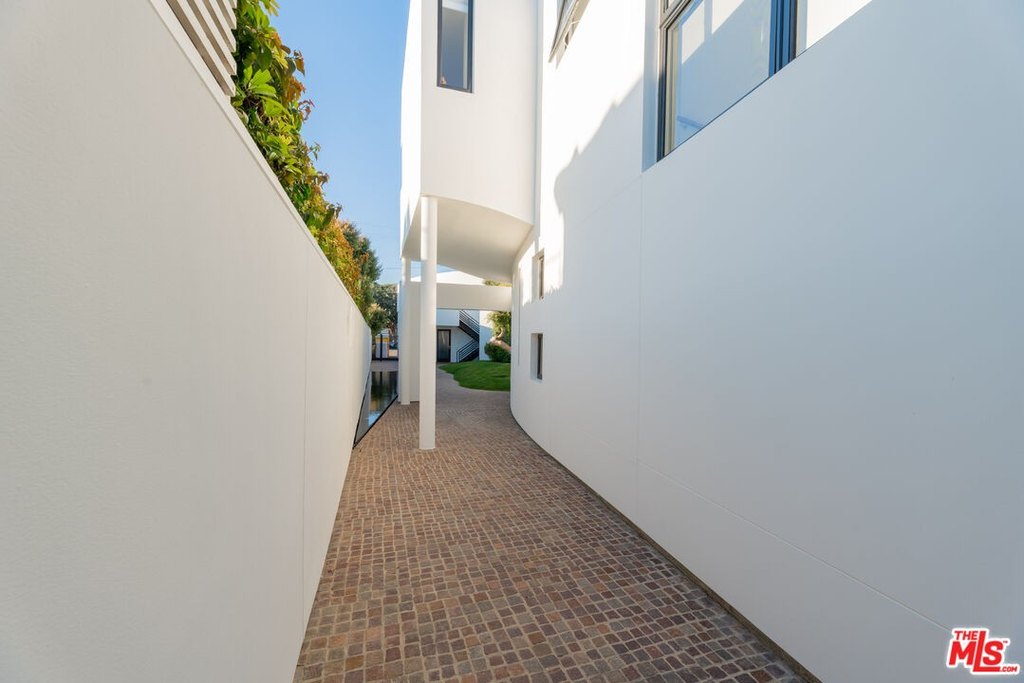 MALIBU, California, 90265, United States, 4 Bedrooms Bedrooms, ,5.5 BathroomsBathrooms,Residential,Forsale,2001427