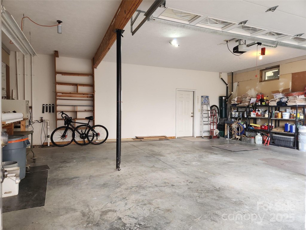 Hendersonville, North Carolina, 28792, United States, 3 Bedrooms Bedrooms, ,3 BathroomsBathrooms,Residential,Forsale,2004301