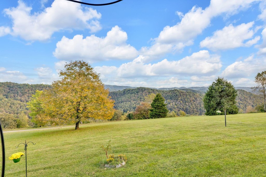 Sneedville, Tennessee, 37869, United States, 4 Bedrooms Bedrooms, ,3 BathroomsBathrooms,Residential,Forsale,1988736