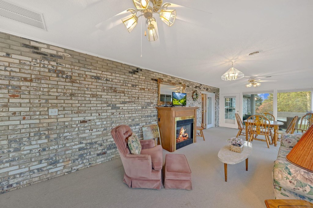 Sneedville, Tennessee, 37869, United States, 4 Bedrooms Bedrooms, ,3 BathroomsBathrooms,Residential,Forsale,1988736