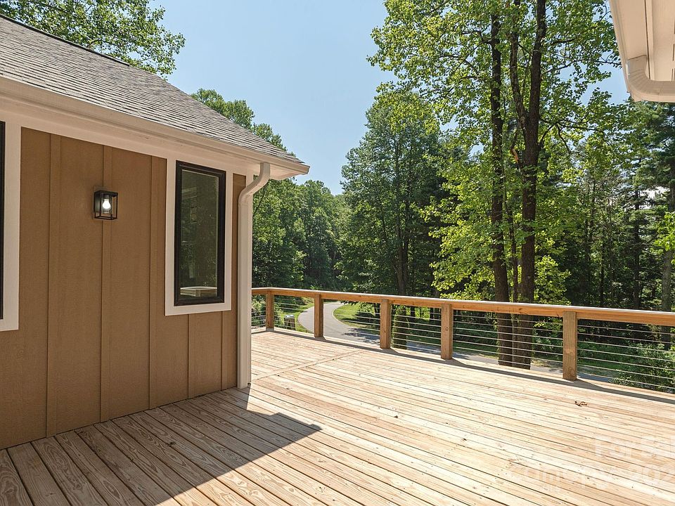 Flat Rock, North Carolina, 28731, United States, 3 Bedrooms Bedrooms, ,2 BathroomsBathrooms,Residential,Forsale,1985997