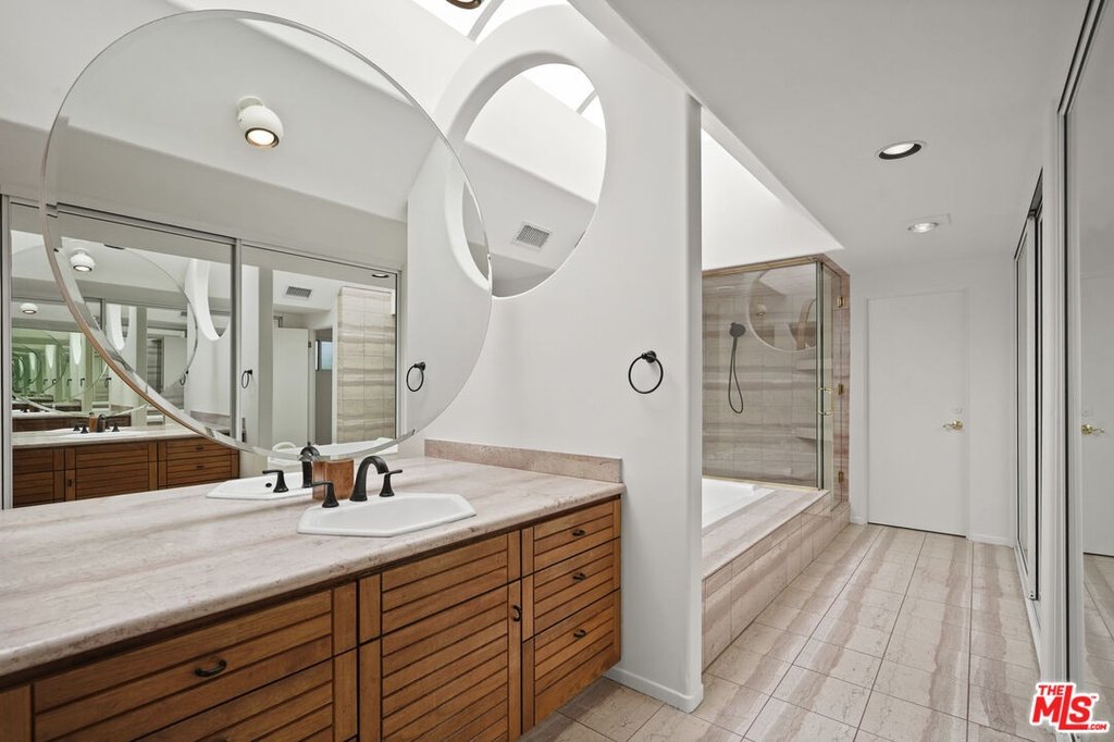 Malibu, California, 90265, United States, 4 Bedrooms Bedrooms, ,5 BathroomsBathrooms,Residential,Forsale,2001439