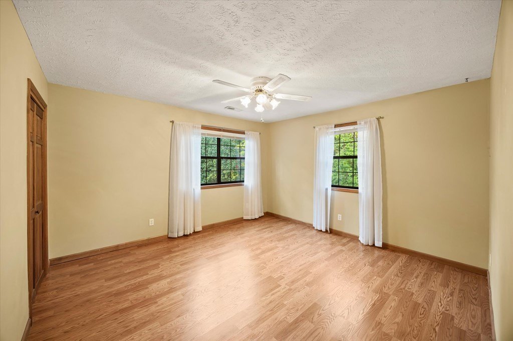 Byrdstown, Tennessee, 38549, United States, 4 Bedrooms Bedrooms, ,2.5 BathroomsBathrooms,Residential,Forsale,1929852