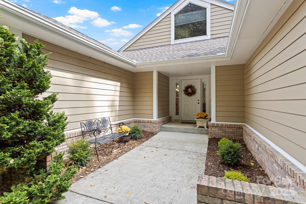 Flat Rock, North Carolina, 28731, United States, 4 Bedrooms Bedrooms, ,4 BathroomsBathrooms,Residential,Forsale,1985994