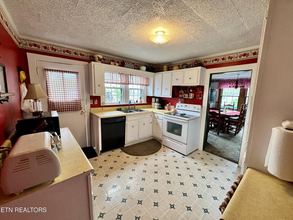 Crossville, Tennessee, 38571, United States, 4 Bedrooms Bedrooms, ,2 BathroomsBathrooms,Residential,Forsale,1996591