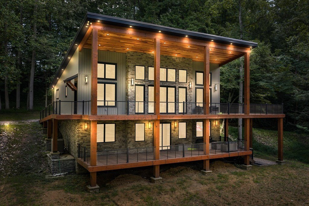 Byrdstown, Tennessee, 38549, United States, 3 Bedrooms Bedrooms, ,4 BathroomsBathrooms,Residential,Forsale,1929851