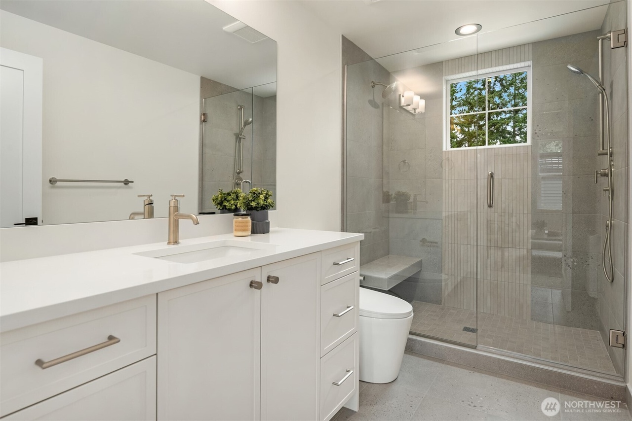 Kirkland, Washington, 98033, United States, 5 Bedrooms Bedrooms, ,4 BathroomsBathrooms,Residential,Forsale,1990717