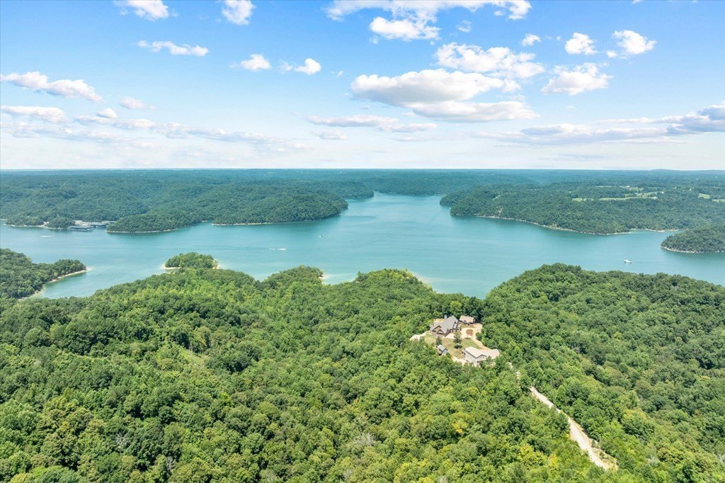 Byrdstown, Tennessee, 38549, United States, 5 Bedrooms Bedrooms, ,4 BathroomsBathrooms,Residential,Forsale,1952666