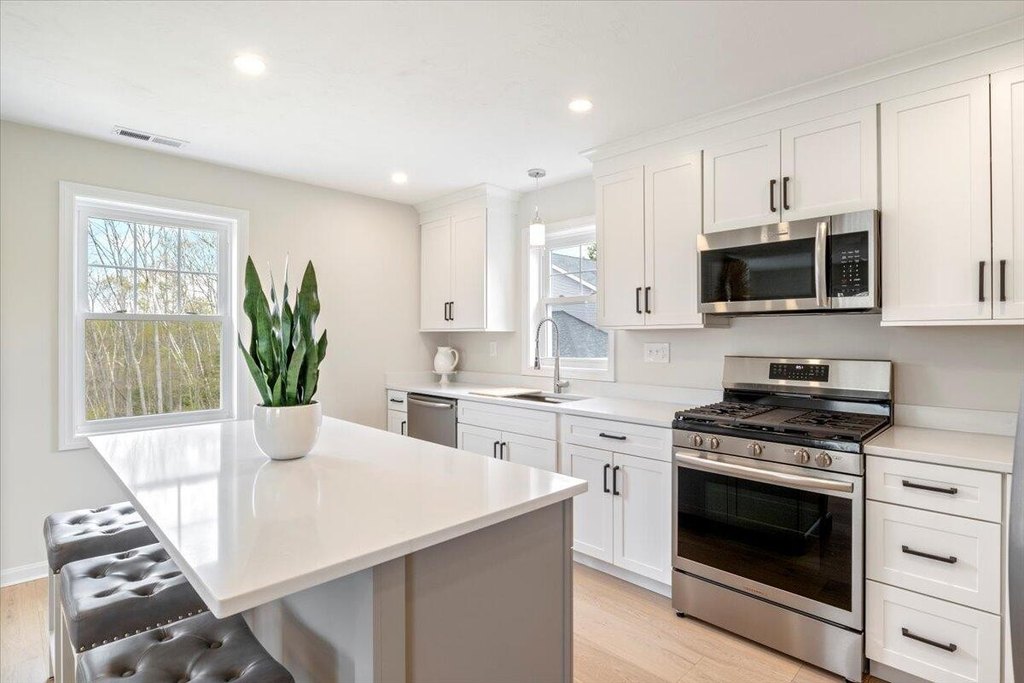 Kittery, Maine, 03904, United States, 2 Bedrooms Bedrooms, ,2 BathroomsBathrooms,Residential,Forsale,1893967