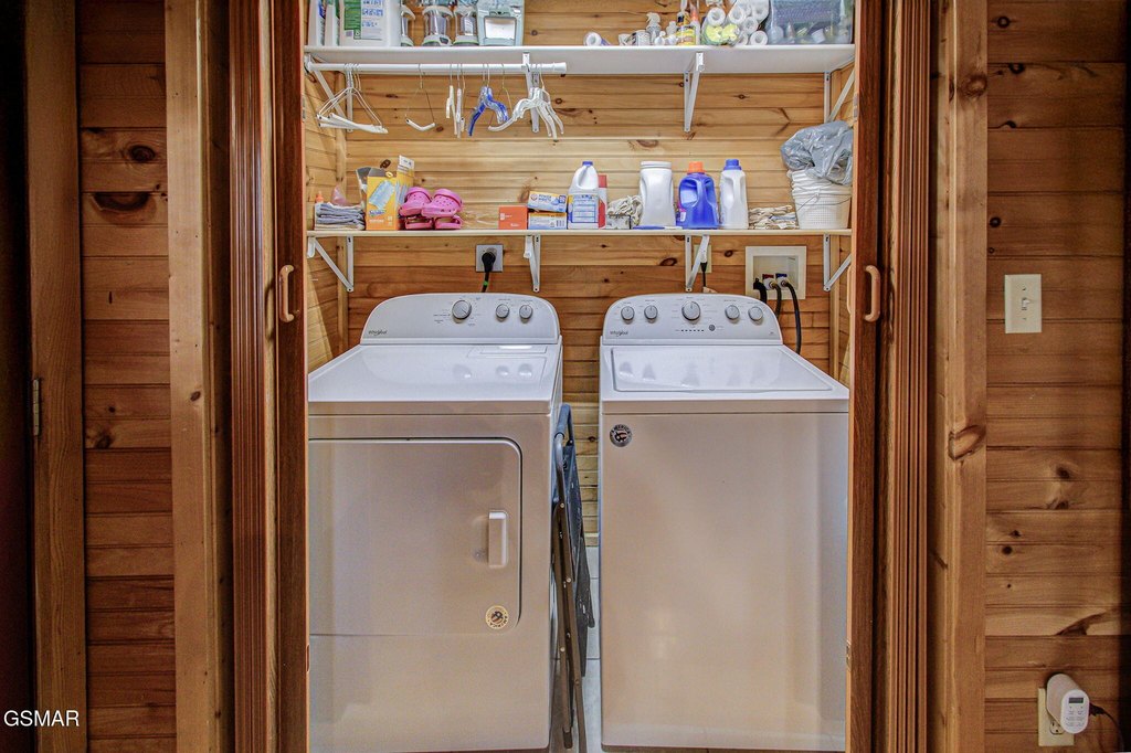 Gatlinburg, Tennessee, 37738, United States, 2 Bedrooms Bedrooms, ,2 BathroomsBathrooms,Residential,Forsale,1999455