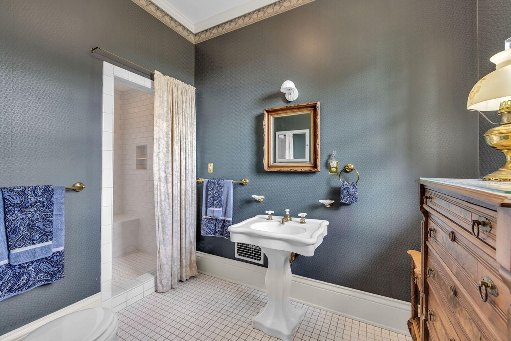 Chattanooga, Tennessee, 37404, United States, 5 Bedrooms Bedrooms, ,4 BathroomsBathrooms,Residential,Forsale,1963589