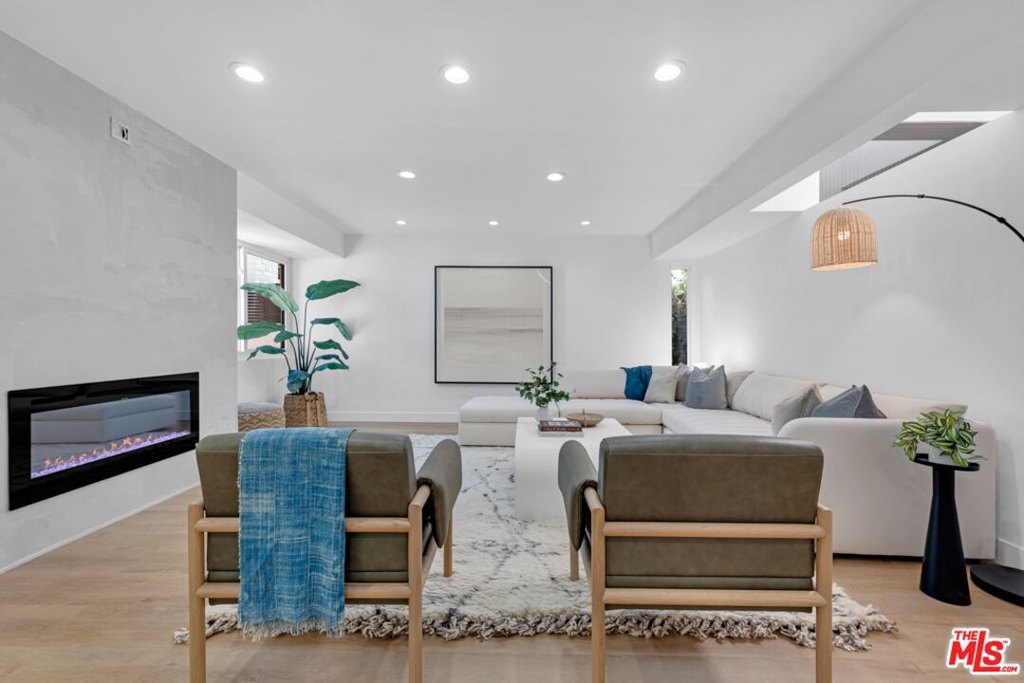 Los Angeles, California, 90049, United States, 5 Bedrooms Bedrooms, ,4 BathroomsBathrooms,Residential,Forsale,1985953