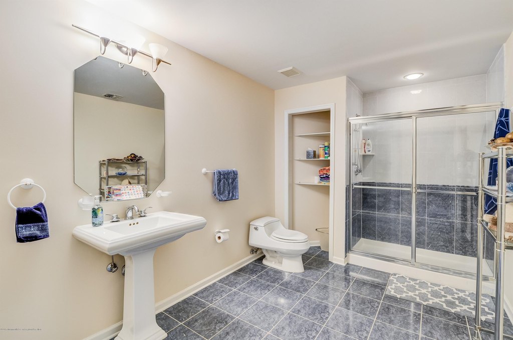 Holmdel, New Jersey, 07733, United States, 5 Bedrooms Bedrooms, ,6.5 BathroomsBathrooms,Residential,Forsale,2012947