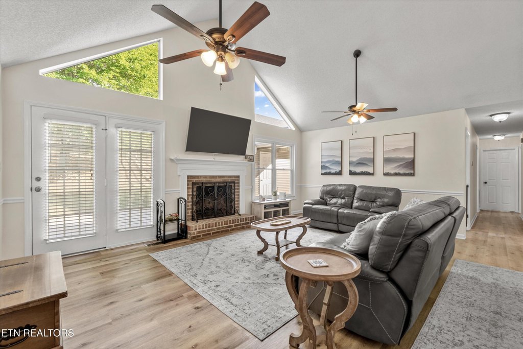 Maryville, Tennessee, 37803, United States, 3 Bedrooms Bedrooms, ,2 BathroomsBathrooms,Residential,Forsale,1952843