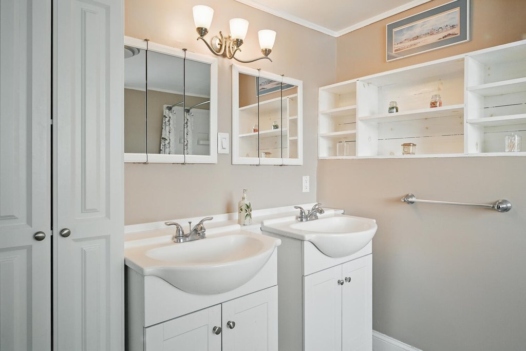 Monmouth, Maine, 04259, United States, 4 Bedrooms Bedrooms, ,3 BathroomsBathrooms,Residential,Forsale,2004721