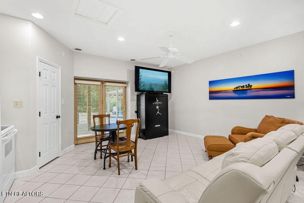 Lenoir City, Tennessee, 37771, United States, 4 Bedrooms Bedrooms, ,3.5 BathroomsBathrooms,Residential,Forsale,1960213