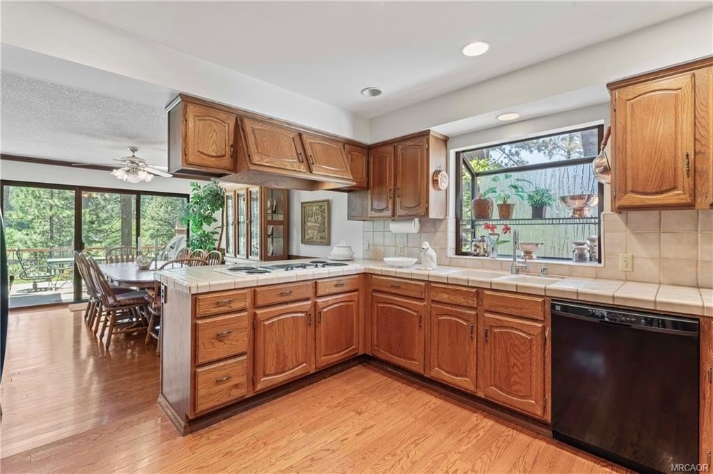 Lake Arrowhead, California, 92352, United States, 5 Bedrooms Bedrooms, ,5 BathroomsBathrooms,Residential,Forsale,1886287